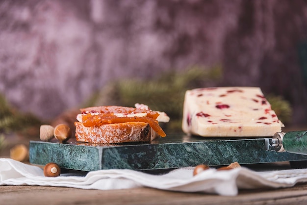 Fromage Wensleydale aux canneberges sur une table à découper en marbre