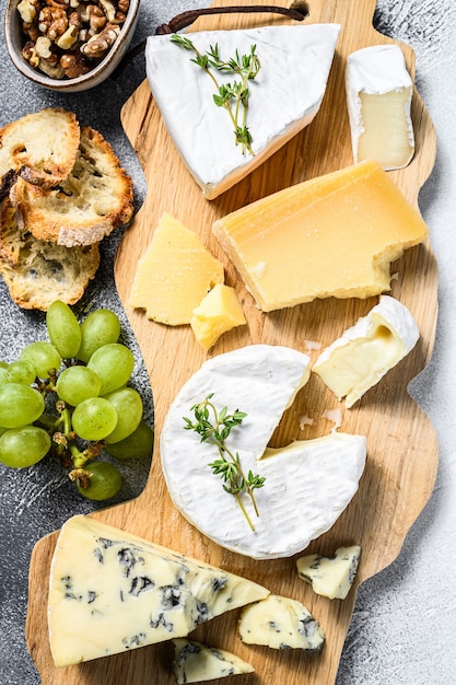 Fromages assortis sur une planche à découper en bois