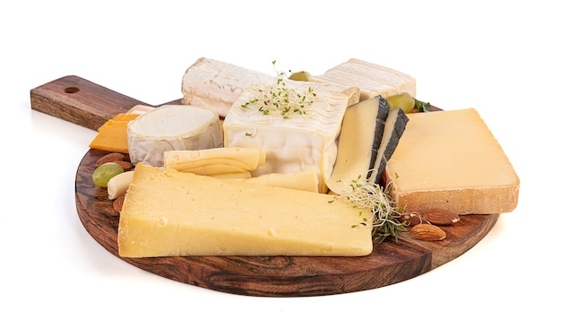 Fromages assortis sur une planche sur fond blanc