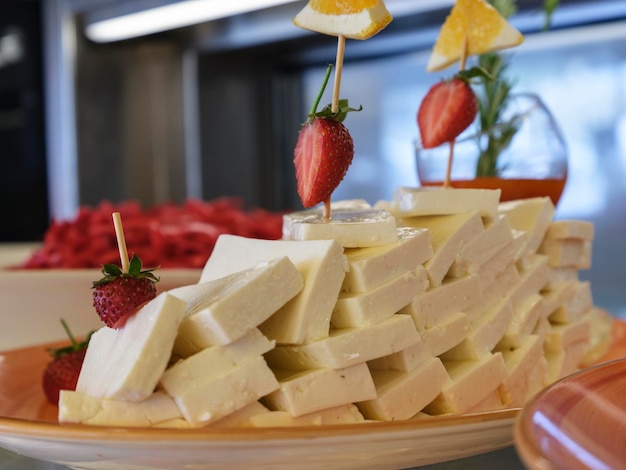 Fromages frais pour le petit-déjeuner dans un buffet d'hôtel