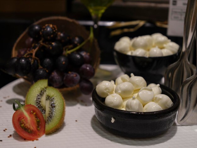 Fromages frais pour le petit-déjeuner dans un buffet d'hôtel