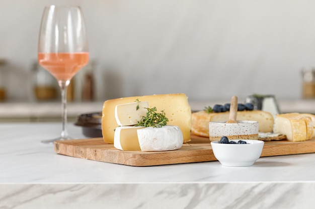 Fromages français et italiens Concept fromage et vin Camembert sur planche à découper en bois avec fruits