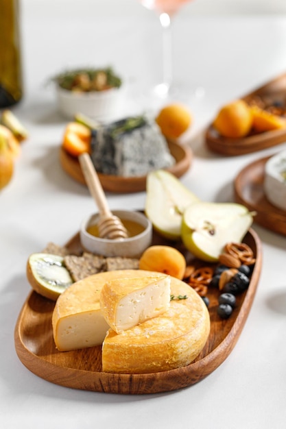 Fromages français et italiens Concept fromages et vins Reblochon Camembert Caciotta Langres sur assiettes