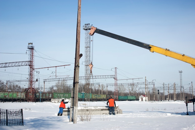 Le frondeur sur un lieu de travail. La grue fonctionne.