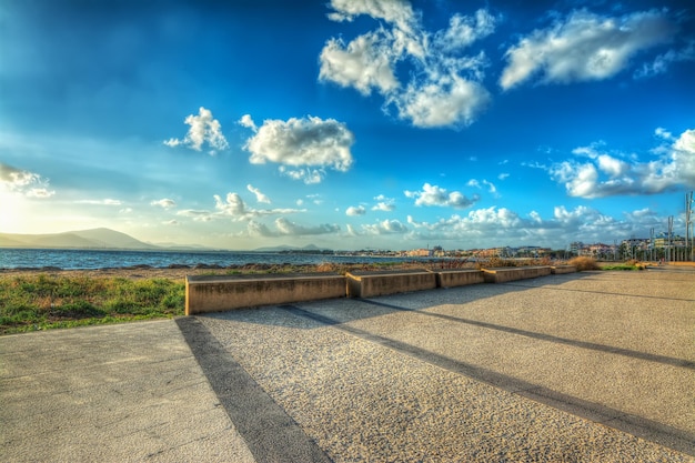 Front de mer d'Alghero au crépuscule tourné en Sardaigne Italie