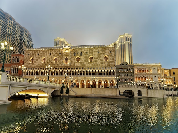 Front de mer au Venetian Macau Casino and Hotel, complexe de luxe à Macao, Chine. Les gens en arrière-plan. Tard dans la soirée. Eclairage lumière dorée