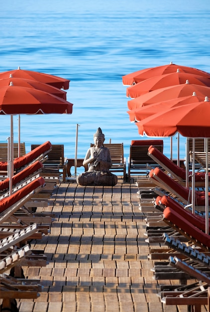 Front de mer avec des chaises de plage