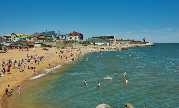 Front de mer Kaspiysk situé sur la mer Caspienne