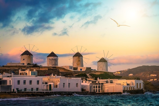 Front de mer de Mykonos avec moulins à vent