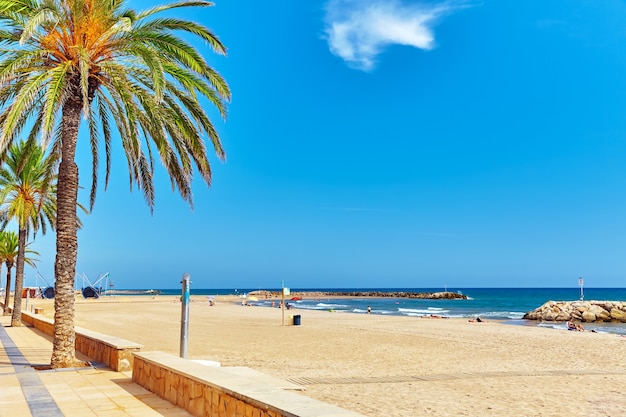 Front de mer, plage, côte en Espagne. Banlieue de Barcelone, Catalogne