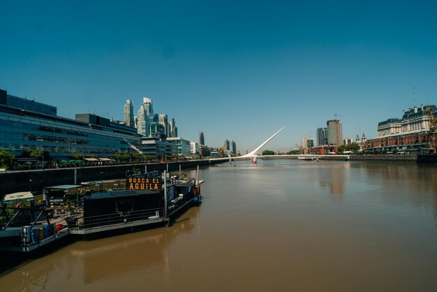 Photo le front de mer à puerto madero avec le pont de la mujer buenos aires argentine 2 mars 2024