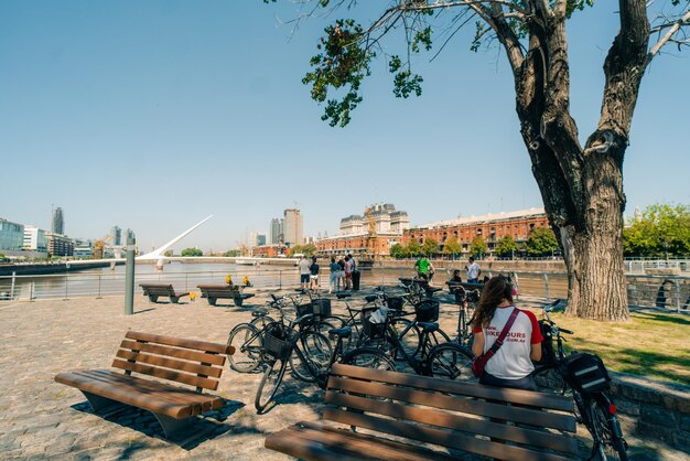 Photo le front de mer à puerto madero avec le pont de la mujer buenos aires argentine 2 mars 2024