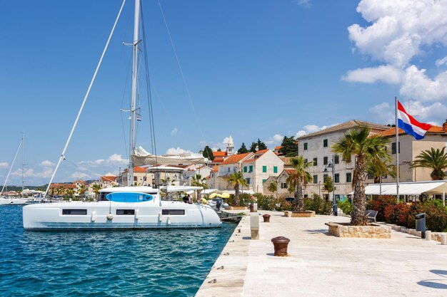 Le front de mer de Rogoznica et la marina sur la mer Méditerranée vacances en Croatie