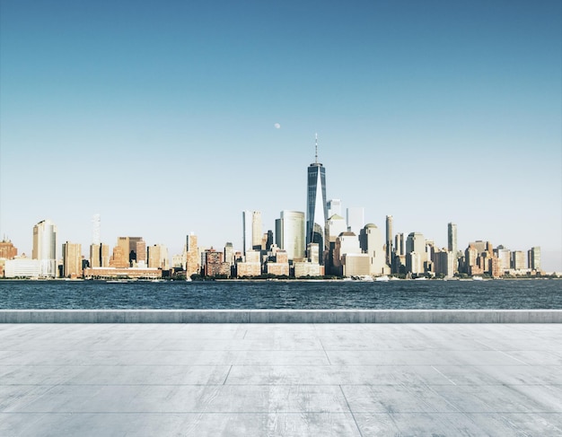 Photo front de mer sale en béton vide sur le fond d'une belle ligne d'horizon de la ville de new york à la maquette de jour