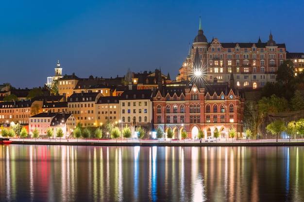 Front de mer de sodermalm dans la vieille ville la nuit à stockholm, capitale de la suède