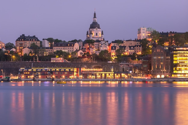 Front de mer de Sodermalm avec l'église de Catherine dans la vieille ville la nuit à Stockholm, capitale de la Suède