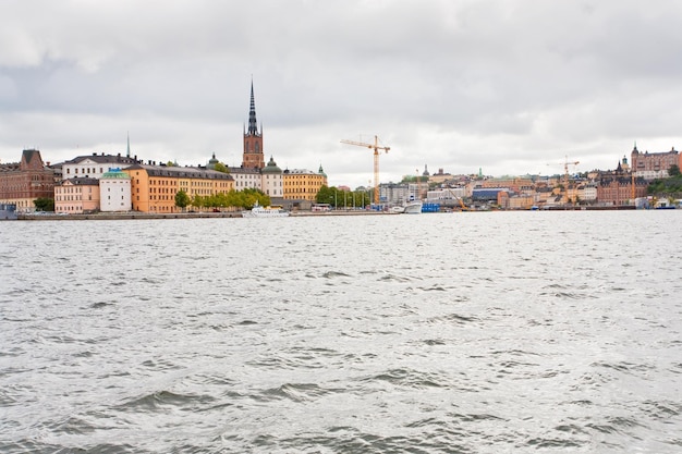 Front de mer et vue sur l'église des Chevaliers à Stockholm