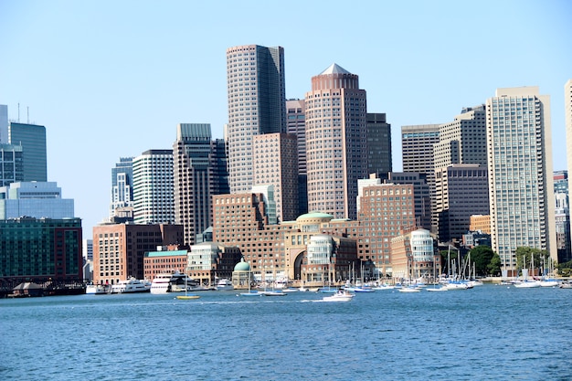 Front de mer, yachts sur l'eau et hauts immeubles