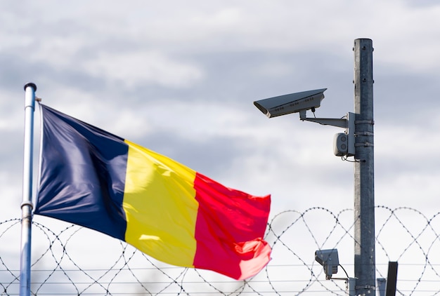 Frontière belge, ambassade, caméra de surveillance, fil de fer barbelé et drapeau de la Belgique, photo conceptuelle