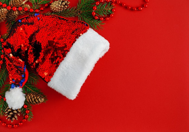 Frontière de Noël avec bonnet de Noel sur fond rouge.