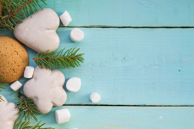 Frontière de Noël avec pain d'épice, guimauve et branche de sapin.