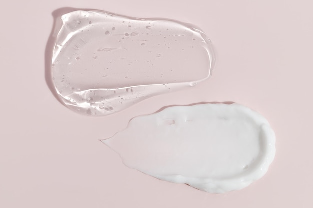 Des frottements cosmétiques de texture crémeuse sur un fond rose pastel Crème pour le visage Lotion pour le corps Échantillon de frottement