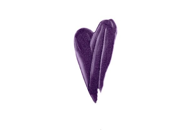 Frottis de coeur violet de lipgloss.Belle texture chatoyante.Isolé sur la photographie blanche.