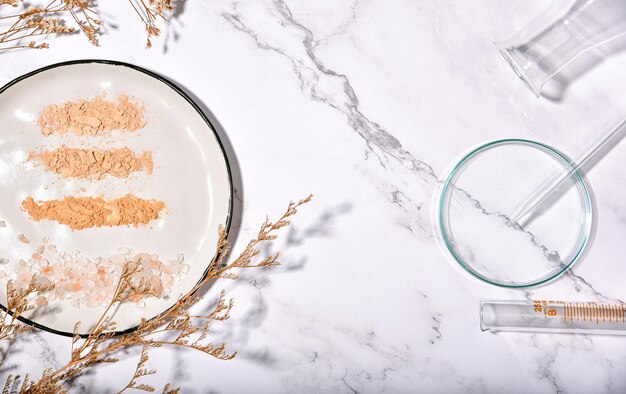 Photo frottis de poudre pour le visage nuance de maquillage cosmétique naturel différents tons de poudre minérale organique et de verrerie de laboratoire