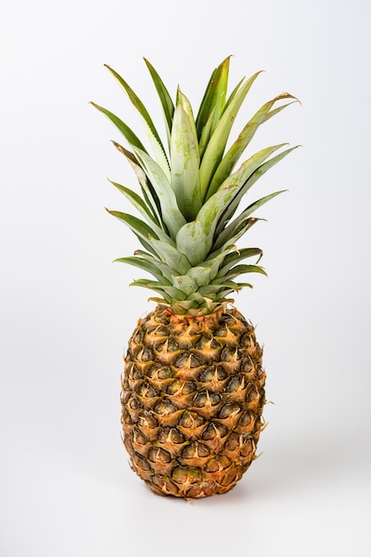 Un fruit d'ananas frais sur une surface blanche