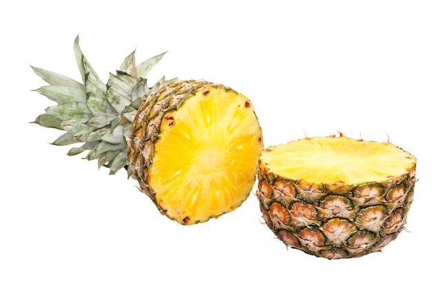 Fruit d'ananas isolé sur blanc