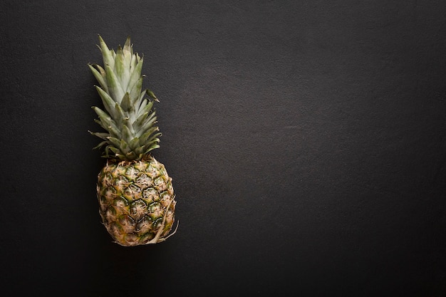 Fruit d'ananas isolé sur fond noir