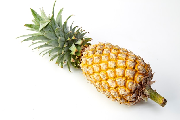 Fruit d&#39;ananas mûr sur fond blanc