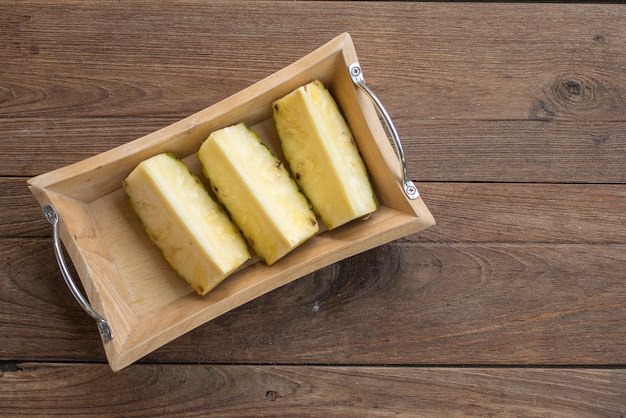 fruit d&#39;ananas sur la table en bois