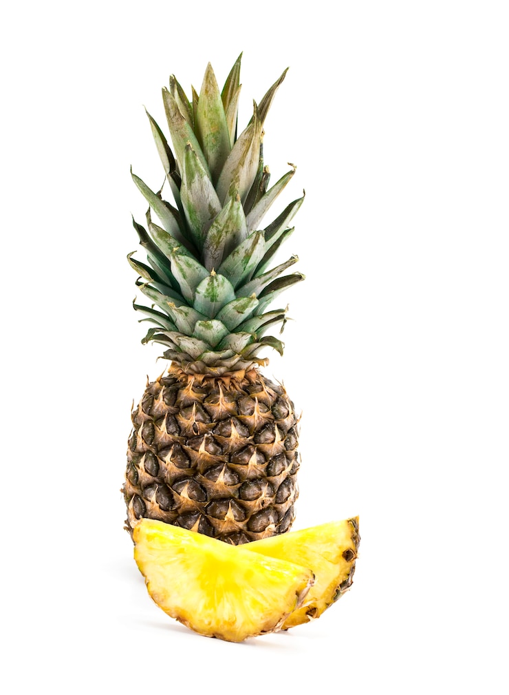 Photo fruit d'ananas avec des tranches isolé sur blanc