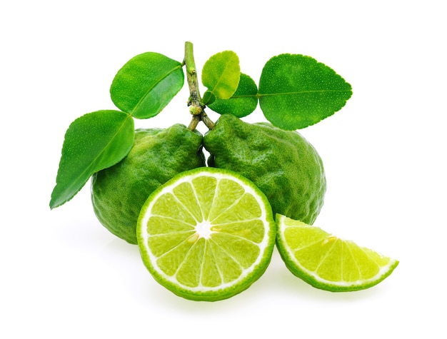 Fruit de bergamote avec feuille isolé sur fond blanc