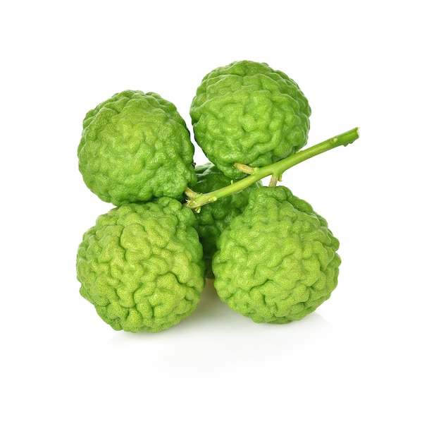 Fruit de bergamote isolé sur le mur blanc.