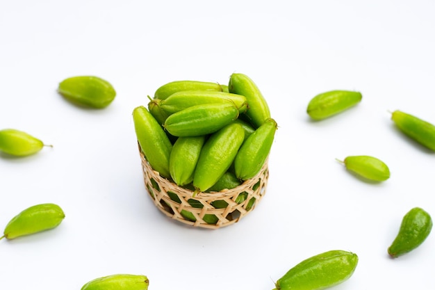 Fruit de Bilimbi dans le panier en bambou sur le fond blanc