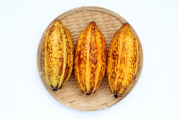 Fruit de cacao isolé sur fond blanc