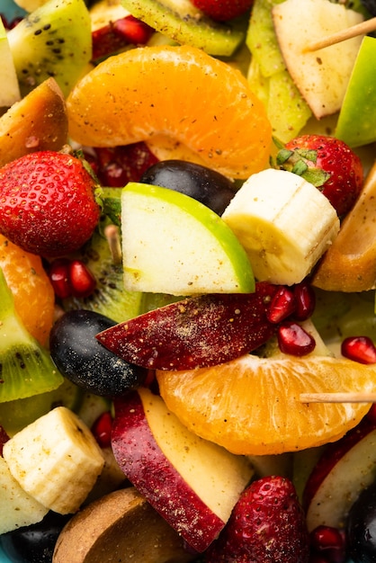 Fruit Chaat est un plat indien piquant fait en combinant des fruits juteux réfrigérés comme des pommes, des bananes, des oranges, des raisins avec du sel et des épices douces