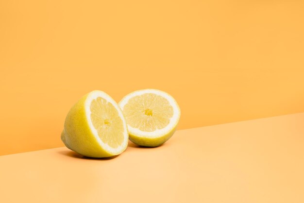 Fruit de citron sur fond bicolore