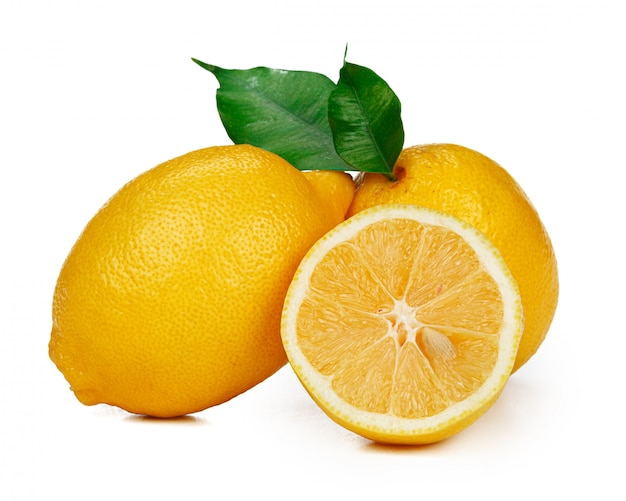Fruit de citron haché isolé sur fond blanc