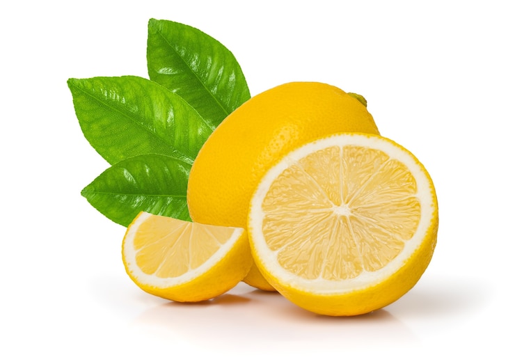 Photo fruit de citron avec isolat de feuilles sur fond blanc. citron entier, moitié, tranche, feuilles sur blanc. tranches de citron avec zeste isolés. avec chemin de détourage.