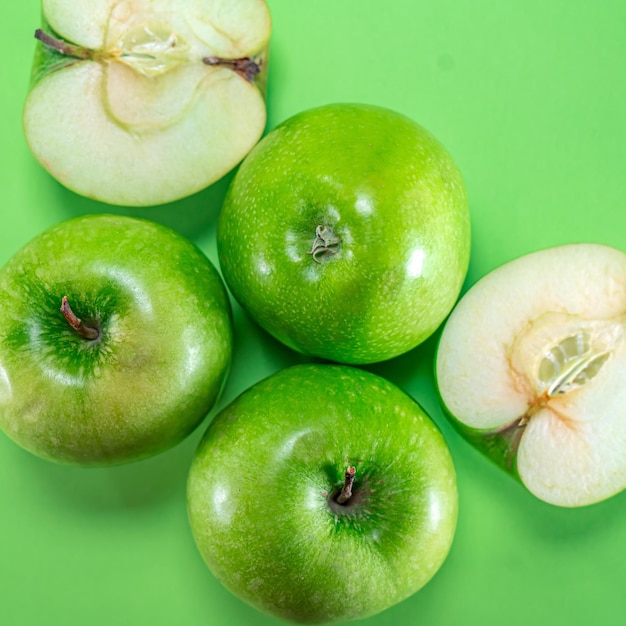 Fruit citrouille pomme carotte gingembre sur fond coloré mains jus savoureux