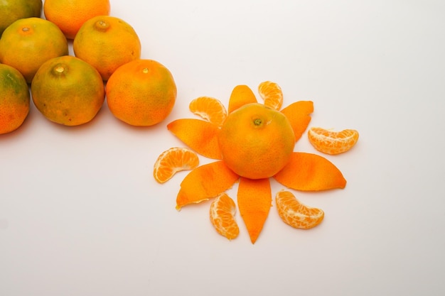 Fruit de clémentines fraîches isolé sur fond blanc