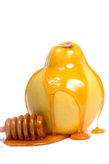 Fruit de coing avec une louche de miel