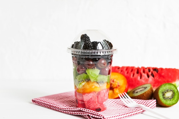 Fruit dans un gobelet en plastique.