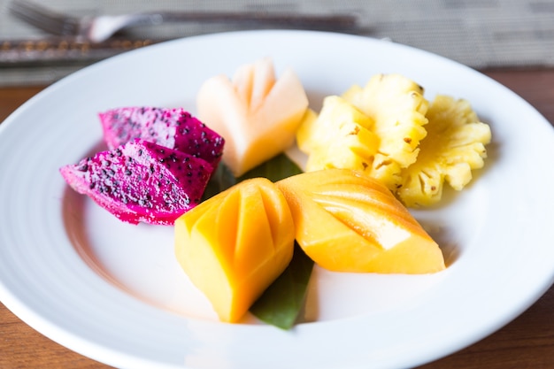 Fruit dans un plat blanc