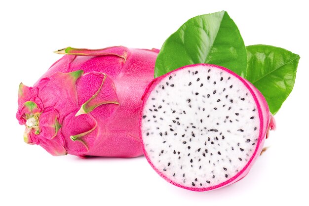 Fruit du dragon avec des feuilles vertes isolées sur fond blanc tranche de fruits frais pitaya ou pitahaya