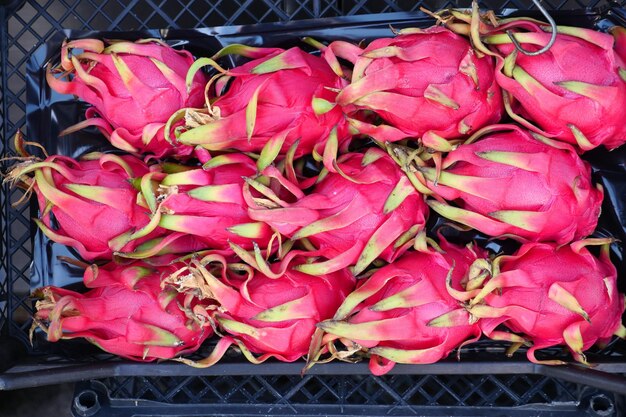 Fruit du dragon fruit délicieux goût sucré dans le plateau