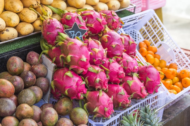 Fruit du dragon sur le marché en thaïlande